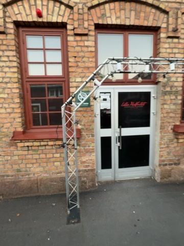 1458535-2 Trossportal / Entréportal i aluminium med belysning – ca 240 cm hög