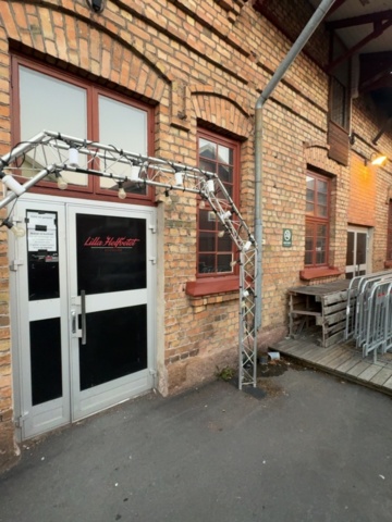 1458535-3 Trossportal / Entréportal i aluminium med belysning – ca 240 cm hög