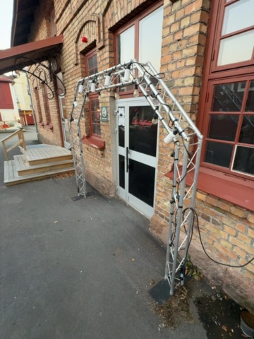 1458535-4 Trossportal / Entréportal i aluminium med belysning – ca 240 cm hög
