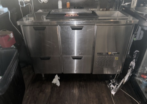 Refrigerated counter with drawers, ice and bottle battery