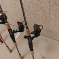 1485837-15 10st fiskespön med rullar Okuma, Daiwa