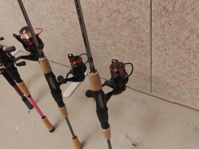 1485837-15 10st fiskespön med rullar Okuma, Daiwa
