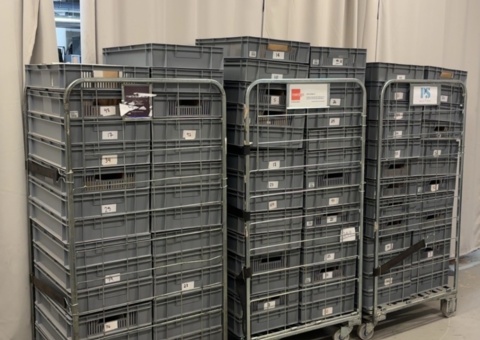 3 rullburar med 80 grå plastbackar