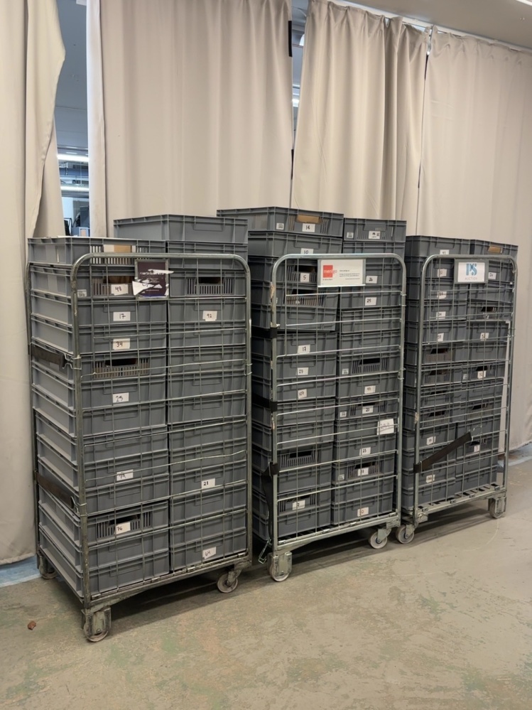 1549151-1 3 rullburar med 80 grå plastbackar