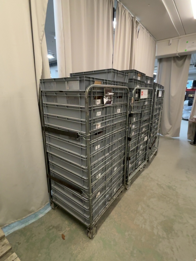 1549151-2 3 rullburar med 80 grå plastbackar