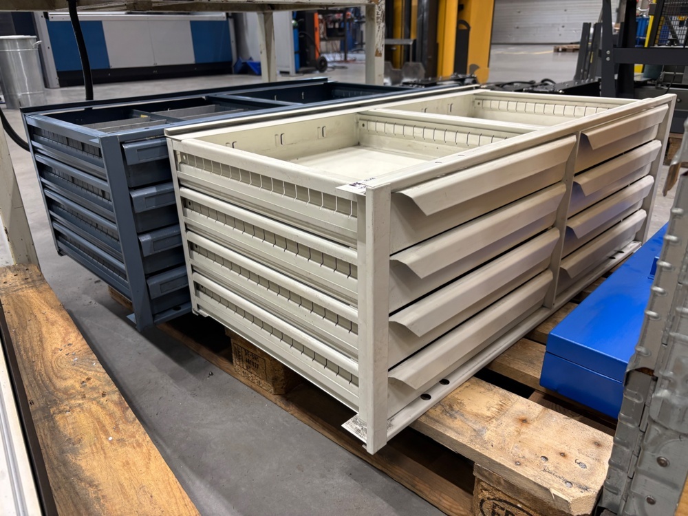 1563560-1 2 tool boxes with pull-out drawers