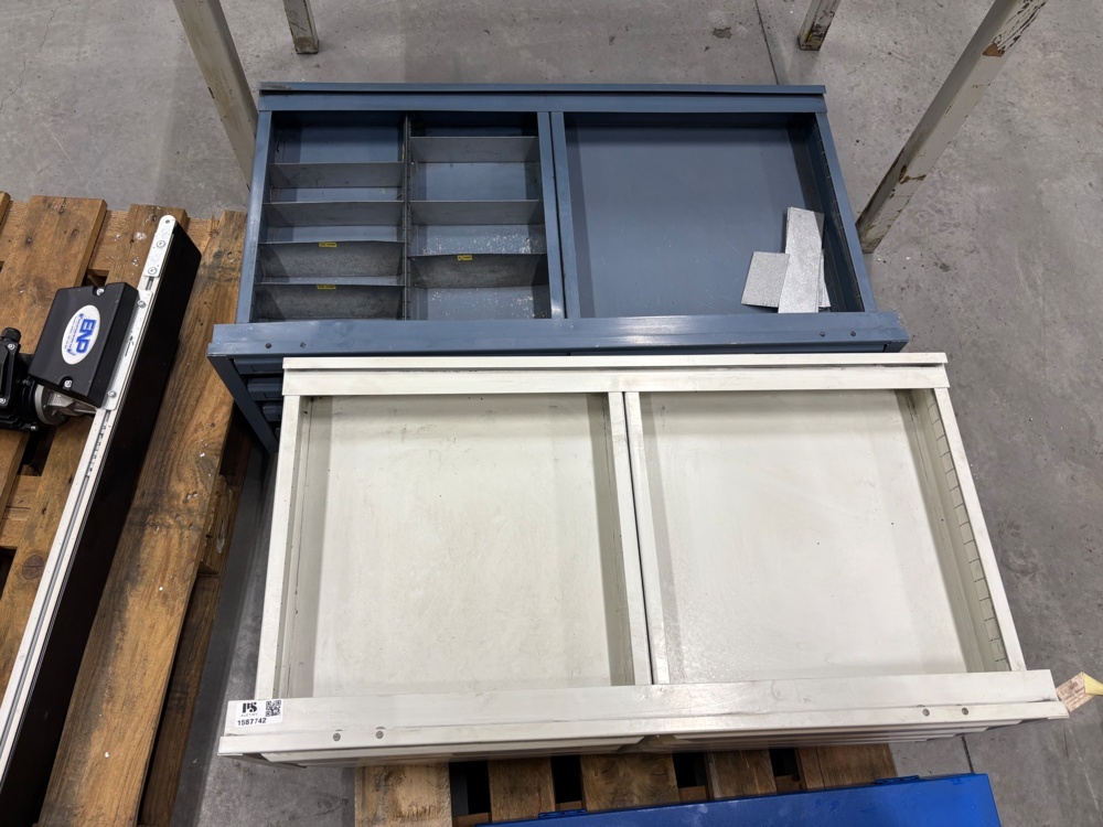 1563560-2 2 tool boxes with pull-out drawers