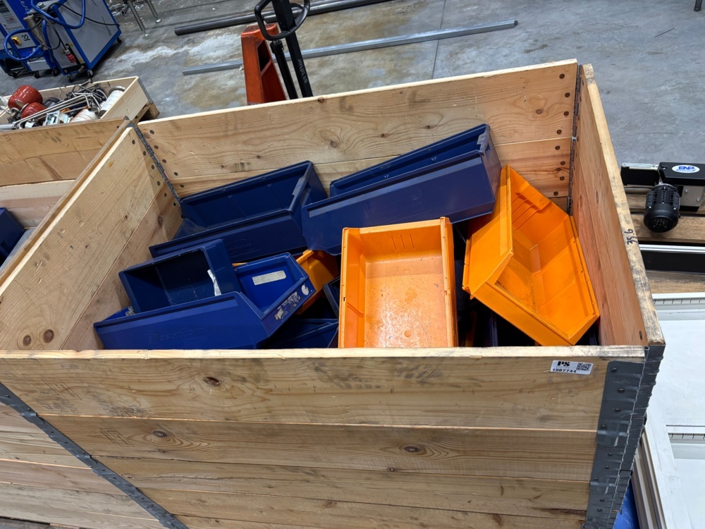 1563562-1 Pallet with plastic boxes