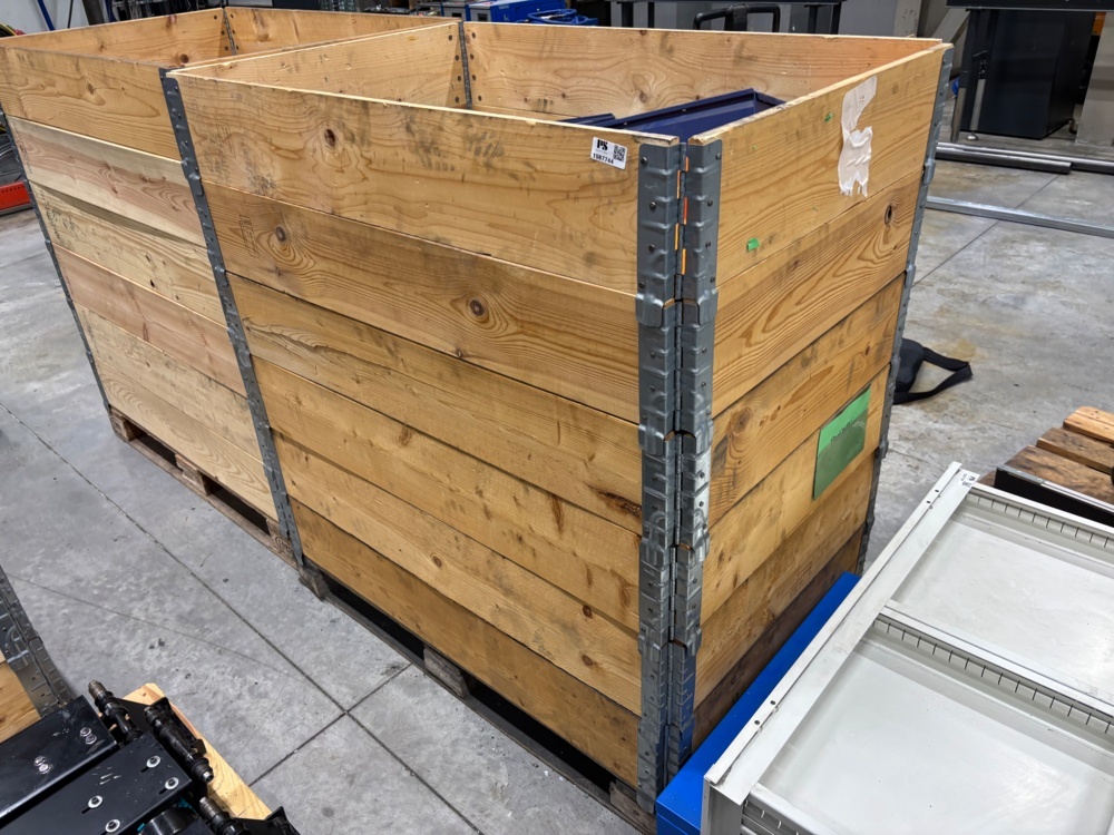 1563562-2 Pallet with plastic boxes