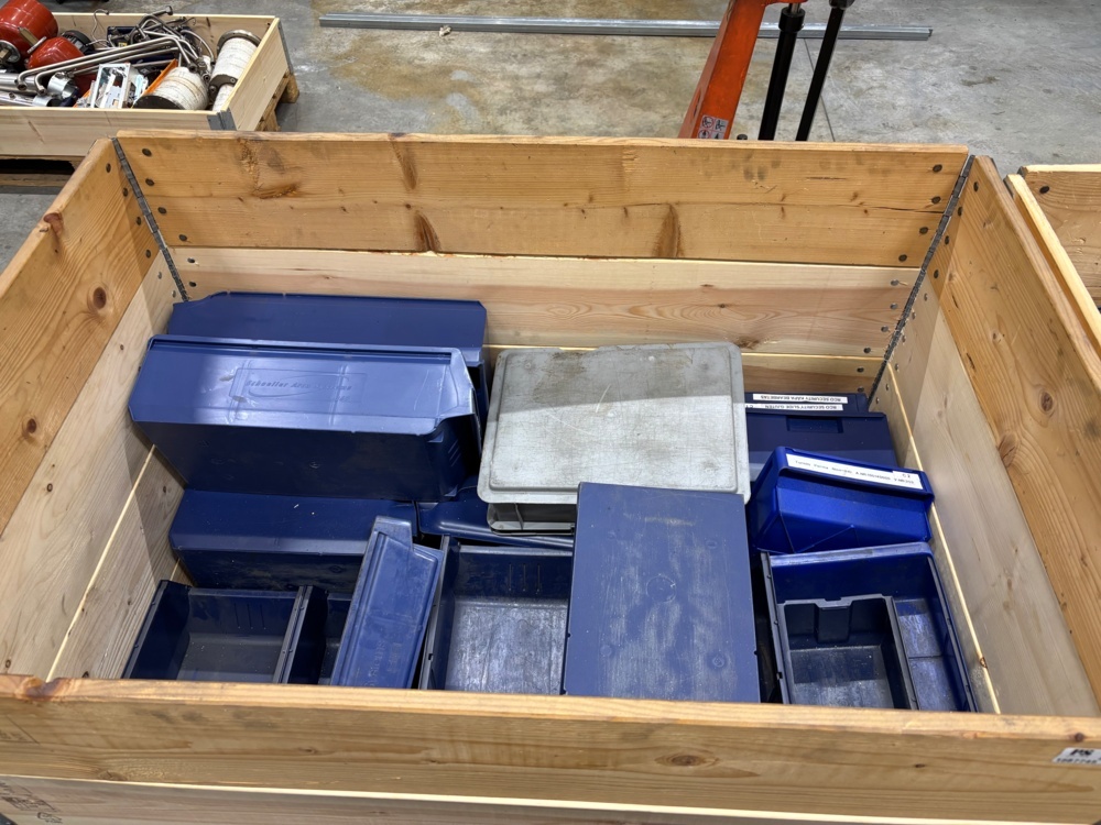 1563563-1 Pallet with plastic boxes