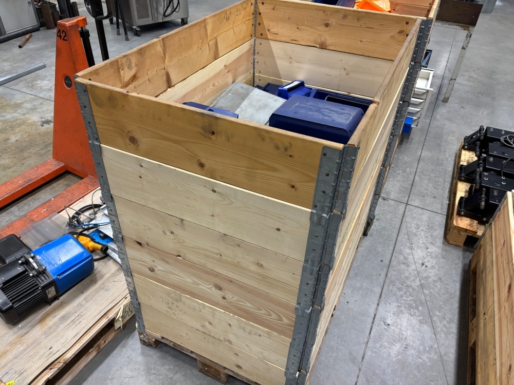 1563563-2 Pallet with plastic boxes