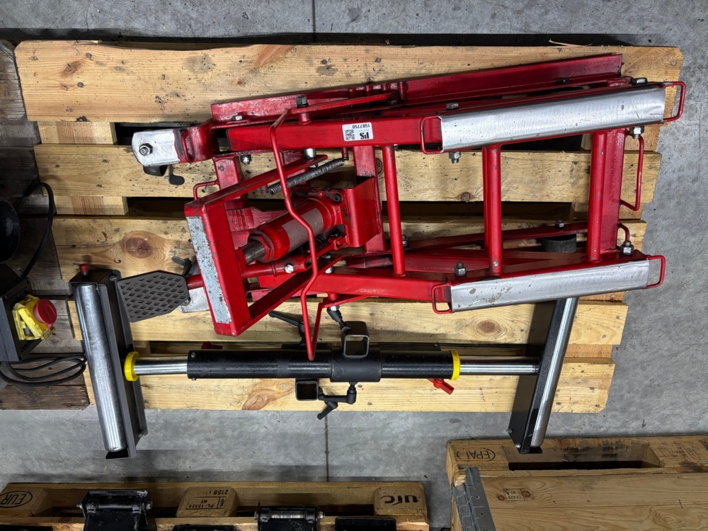 1563568-1 Motorcycle lift