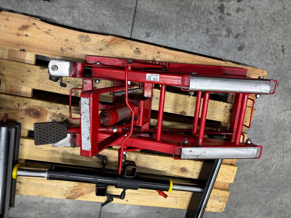 1563568-2 Motorcycle lift