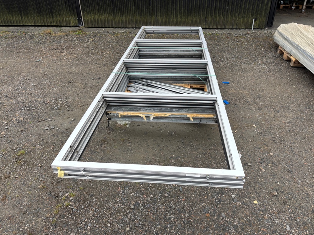 1563571-2 Collection of window sections and glass panes - Preconal