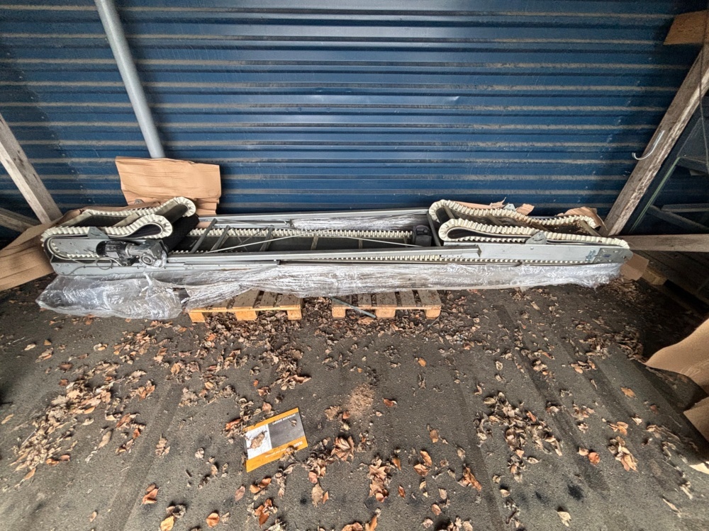 1563580-1 Conveyor with rising conveyor belt