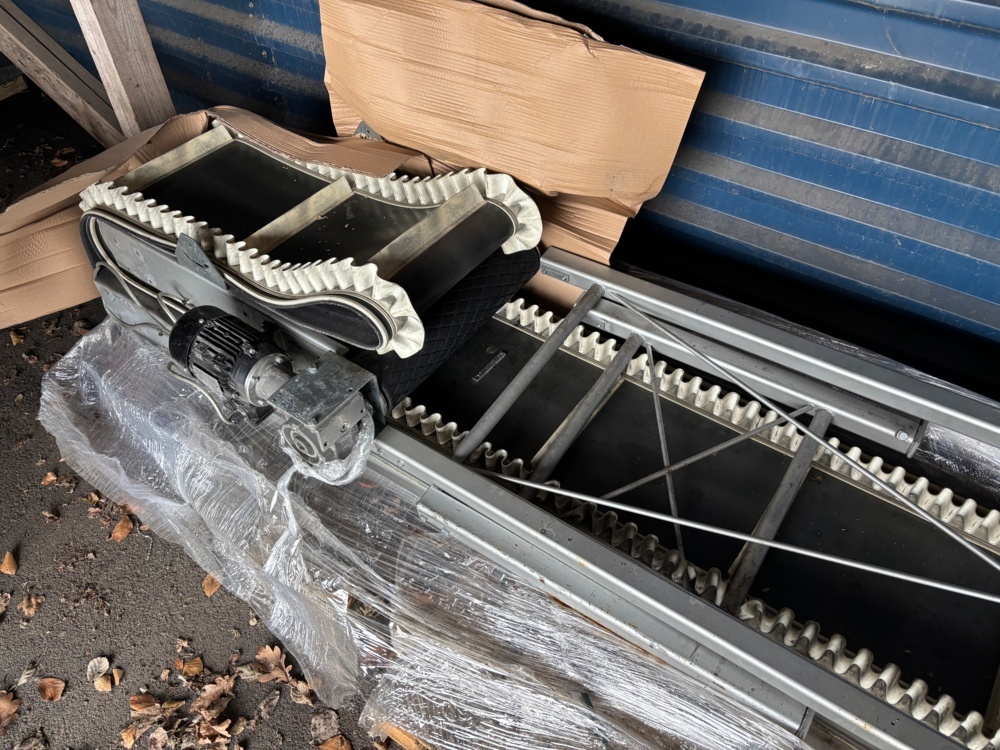 1563580-2 Conveyor with rising conveyor belt