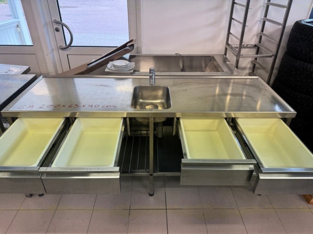 1141753-2 Rostfri diskbänk med hyllor och armatur, ho i mitten. Ca 200x65x90 cm
