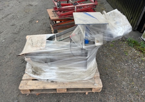 Conveyor belt with feed hopper