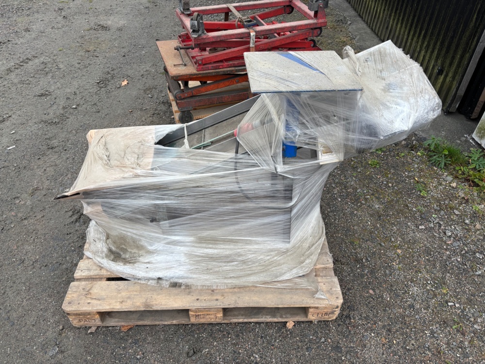 1563582-1 Conveyor belt with feed hopper