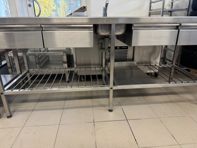 1141753-4 Rostfri diskbänk med hyllor och armatur, ho i mitten. Ca 200x65x90 cm