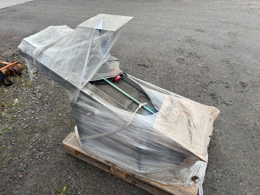 1563582-2 Conveyor belt with feed hopper