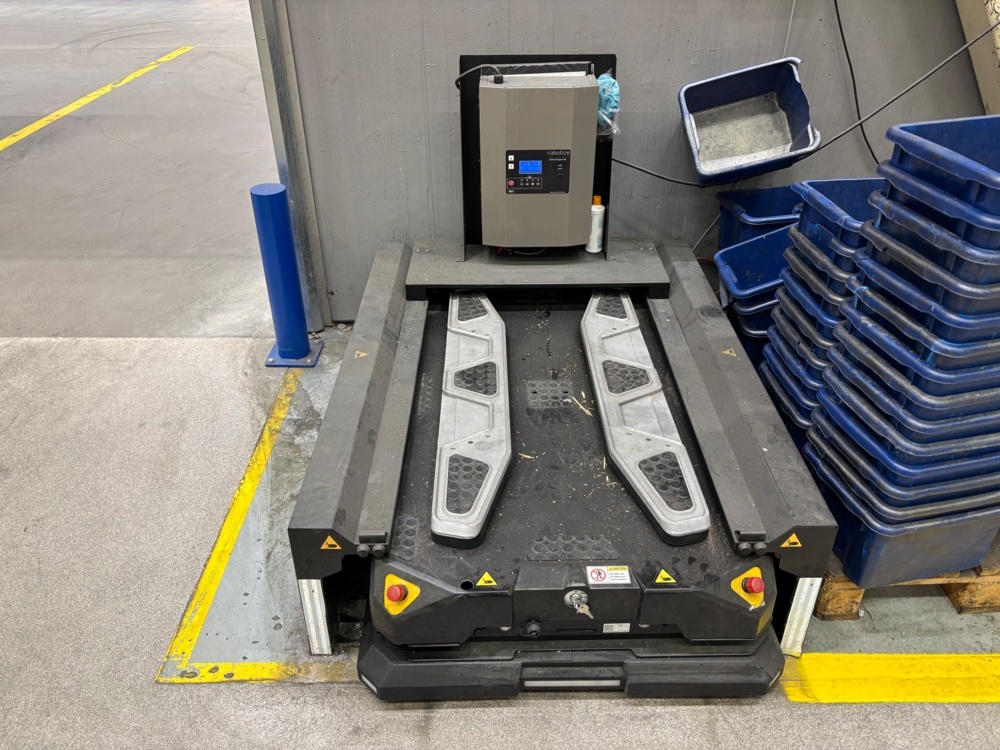1563583-1 Autonomous mobile transport robot with charging station - Robotize GoPal E24 - 2021