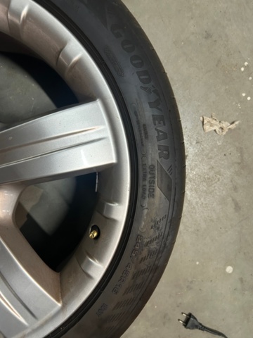 1600227-5 Däck på aluminiumfälgar 8 st och sommardäck 2 st
