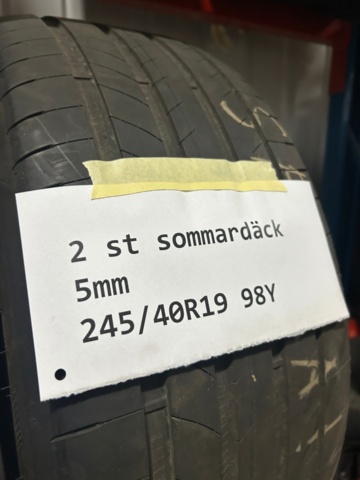 1600227-8 Däck på aluminiumfälgar 8 st och sommardäck 2 st