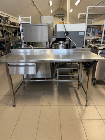 1141754-1 Arbetsbänk höj/sänkbart, underhylla och uppvikt bakkant. Ca 160x65x90