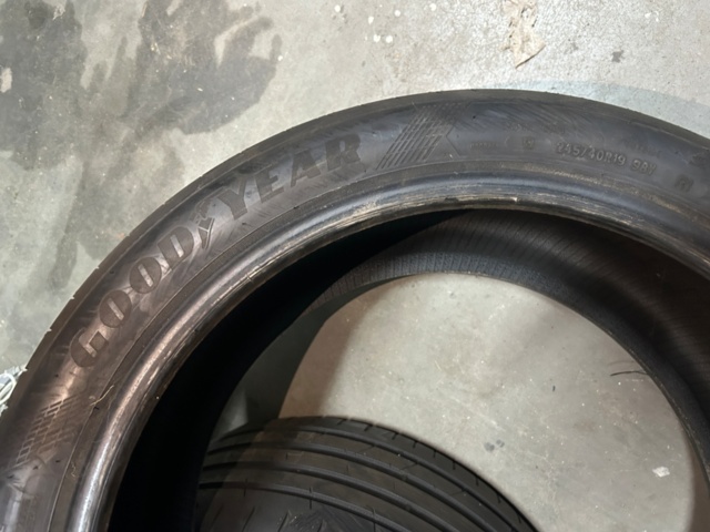 1600227-10 Däck på aluminiumfälgar 8 st och sommardäck 2 st