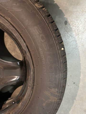 1600226-2 Däck på aluminiumfälgar 4 st