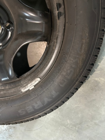 1600226-3 Däck på aluminiumfälgar 4 st