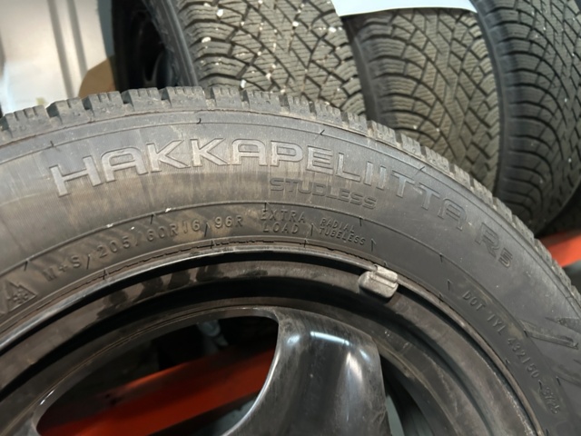 1600224-3 Däck på aluminiumfälg 8 st