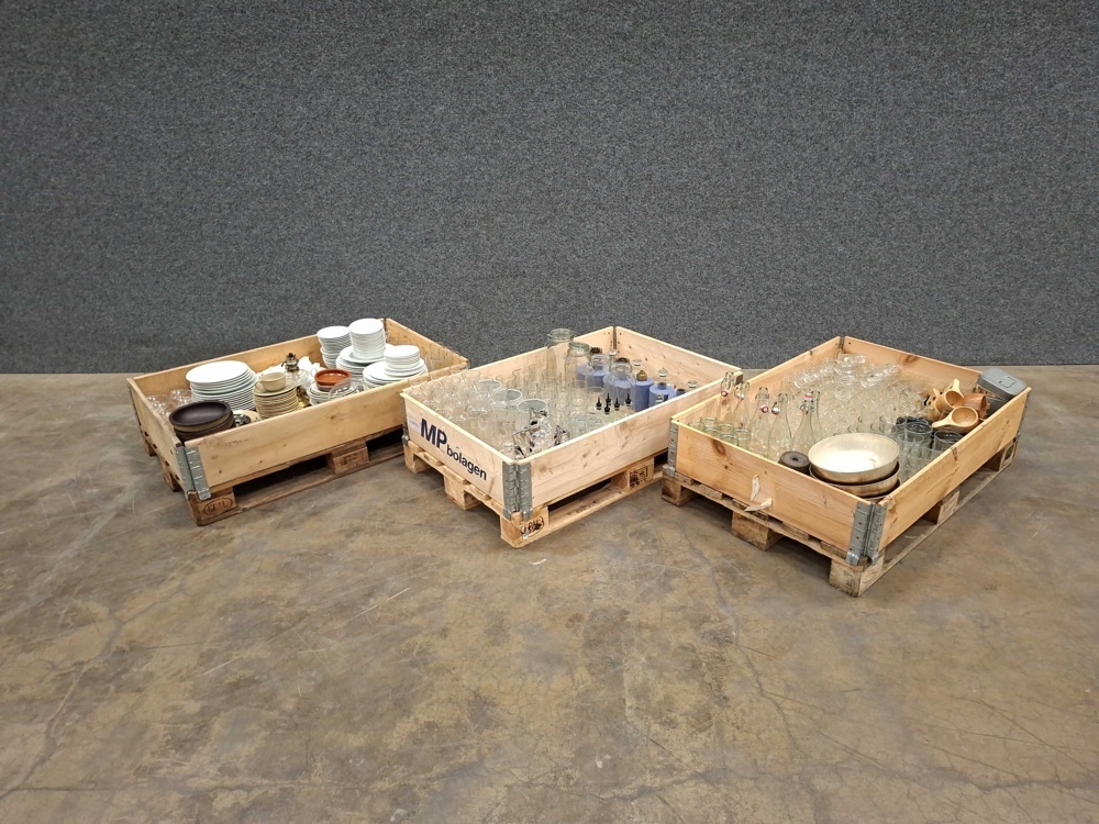 1603548-1 Plates, glasses, glass jars, bowls and much more