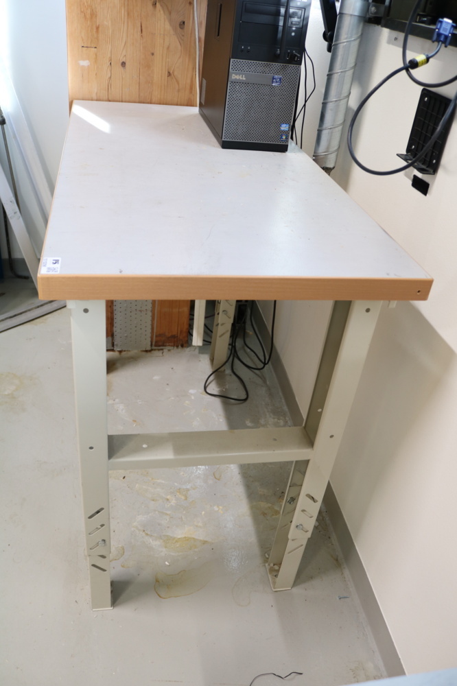 1515298-3 Work table