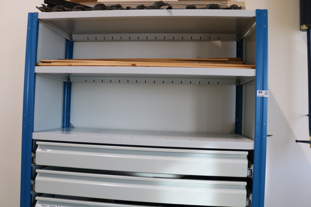 1515299-3 Sheet metal shelf