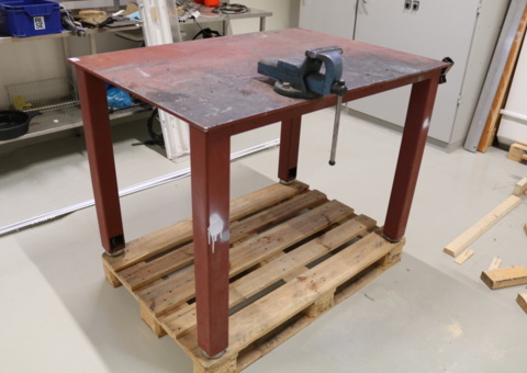 Welding table with vise