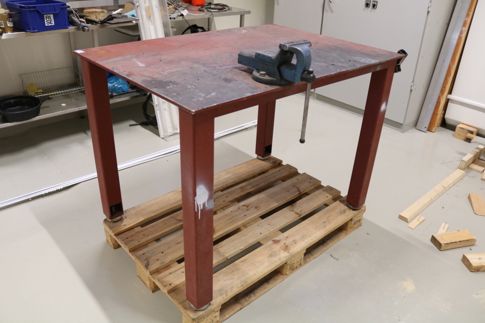 1515304-2 Welding table with vise
