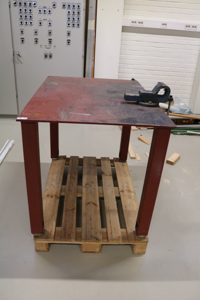 1515304-3 Welding table with vise
