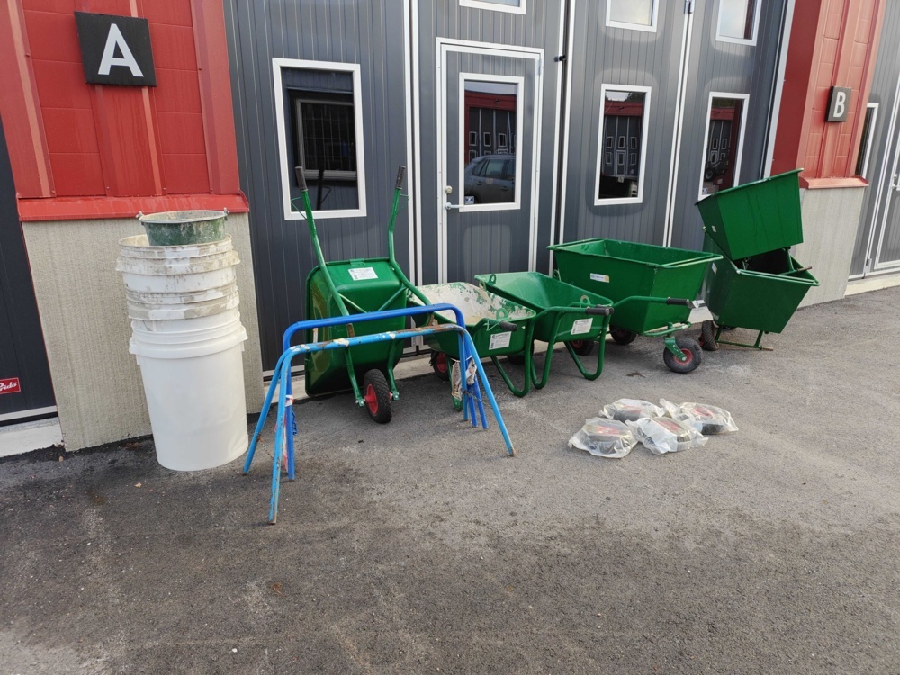 1484680-1 Wheelbarrows, carts and work trestles