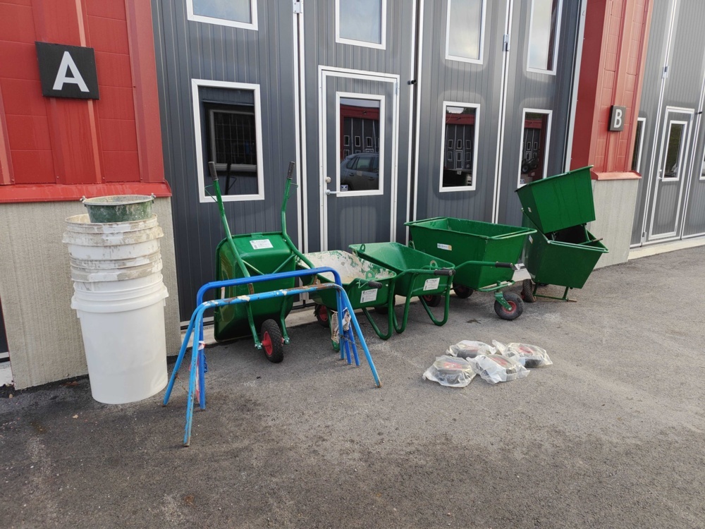 1484680-2 Wheelbarrows, carts and work trestles