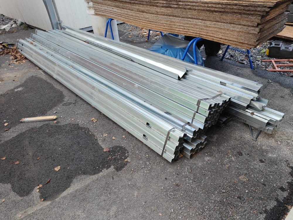 1484681-1 Lot with steel studs