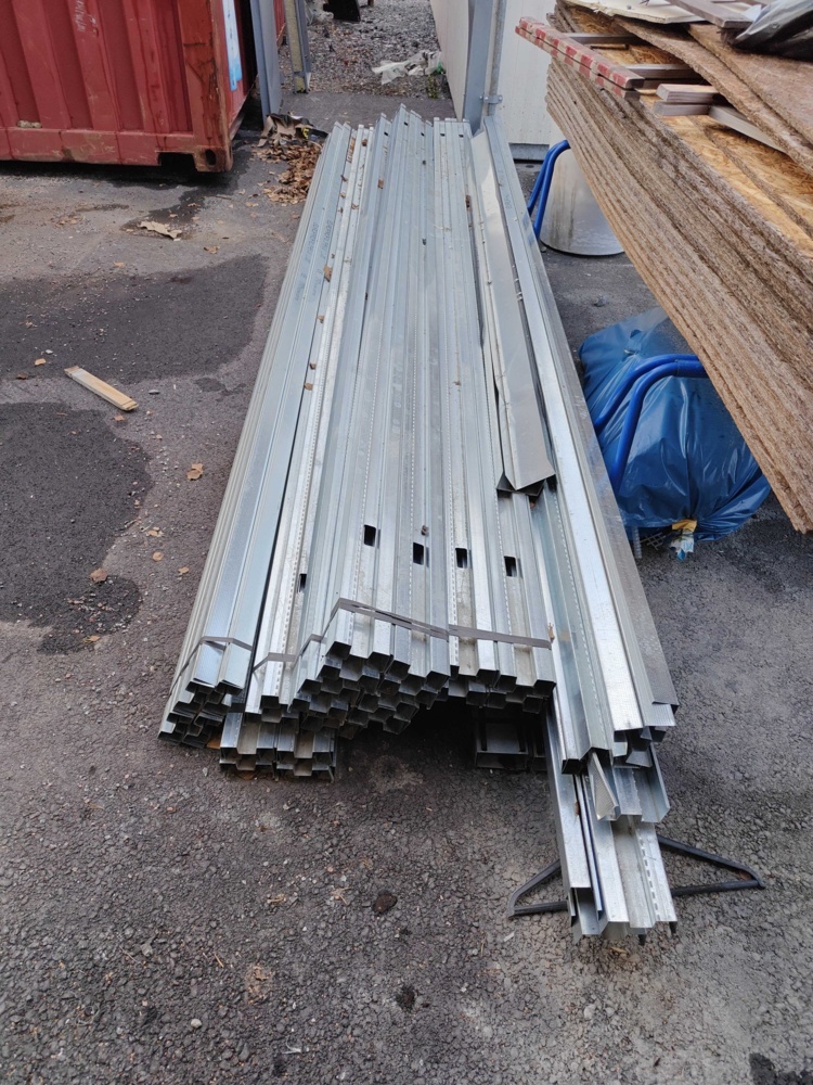 1484681-2 Lot with steel studs