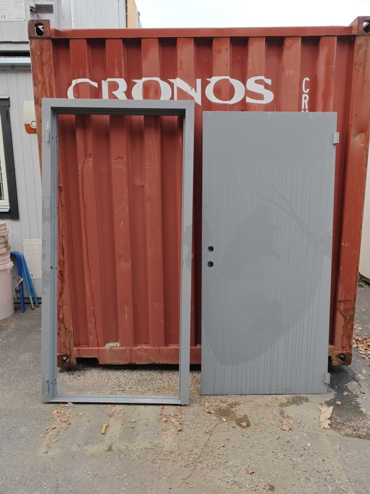 1484685-1 Steel door with frame 10x21
