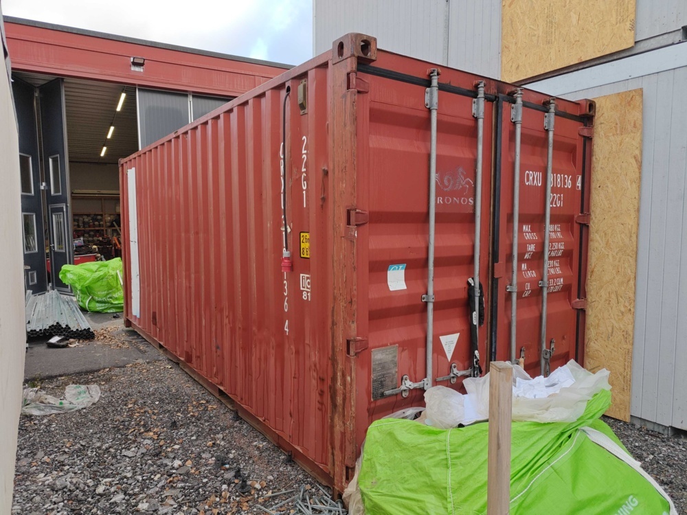 1484686-1 Insulated 20-foot container with contents