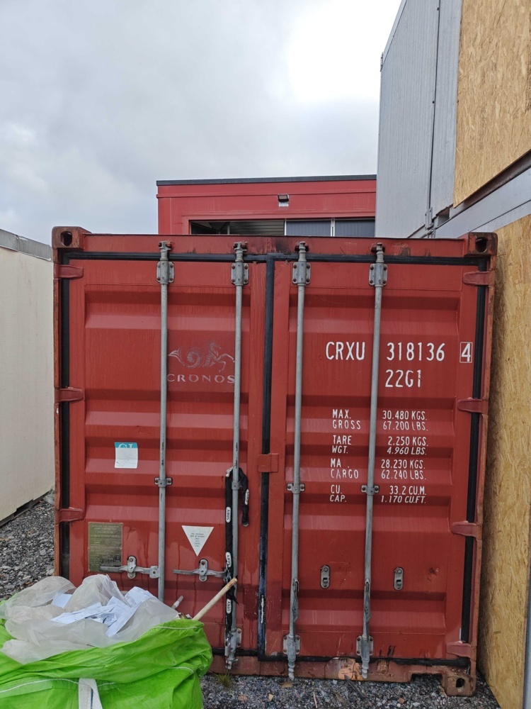 1484686-2 Insulated 20-foot container with contents