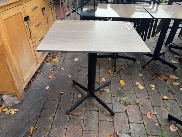 1576494-4 Parti med utemöbler - bord, stolar, soffa och fåtöljer