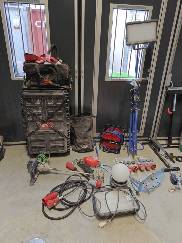 1484688-2 Tools and accessories for construction