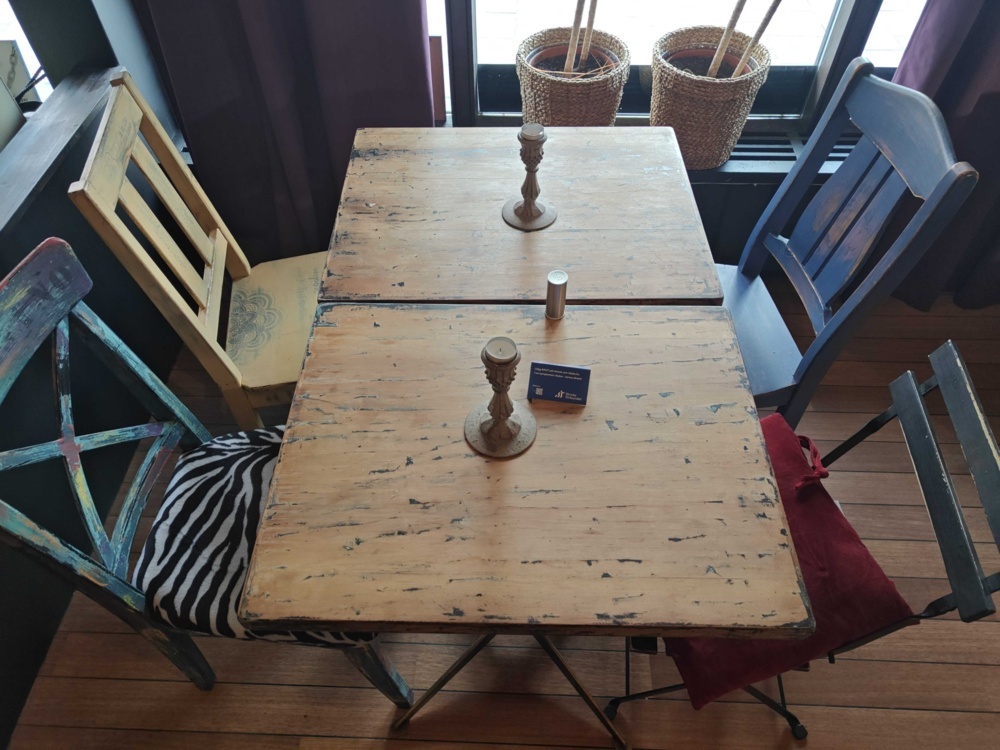 1564924-2 sittplatser för 4 pers i servering