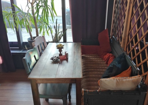 Träsoffa, 2 stolar och bord i servering
